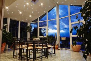 PIXLUM LED Sternenhimmel an der Decke eines Wintergartens