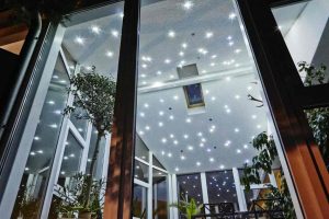 PIXLUM LED Sternenhimmel in einem privaten Wintergarten