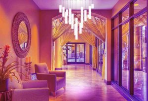 Hotelflur mit PIXLUM Hängeleuchten als LED-Beleuchtung